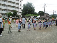 盆踊りを踊る子どもたちの写真