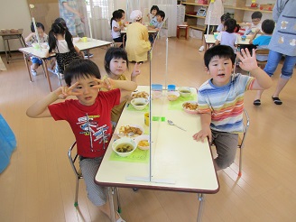 5歳児らいおん組がみんなの部屋で会食している様子様子