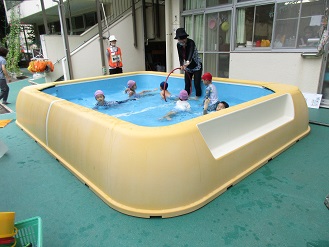 3歳児がプール遊びをしている様子の写真