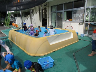 4歳児クラスがプール遊びをしている様子の写真