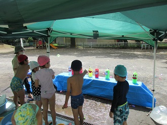 5歳児クラスがプールじまいで的あてをしている様子の写真