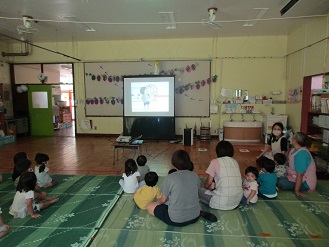 乳児クラスの9月の誕生会でスライドを見ている様子の写真
