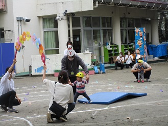 0歳児ひよこ組親子競技の様子の写真