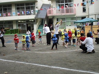 2歳児うさぎ組の競技踊りの様子の写真