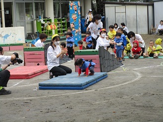 2歳児うさぎ組の競技の様子の写真