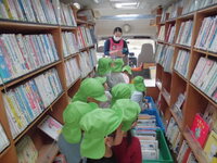 ひまわり号で本を借りている様子の写真