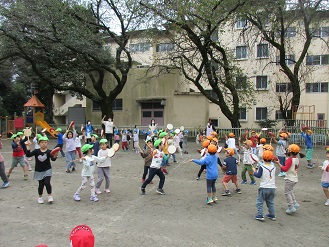 4歳児ぱんだ組と5歳児らいおん組が運動会ごっこで踊っている写真