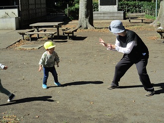 2歳児が遠足で公園へ行き追いかけっこで遊ぶ様子の写真