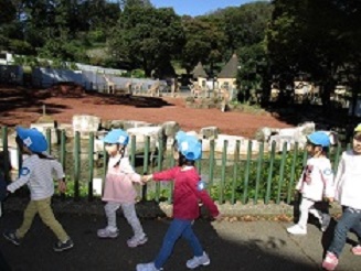 3歳児こあら組が多摩動物公園でキリンを見ている様子の写真