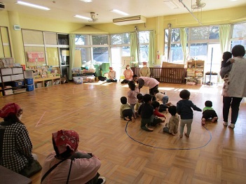 1歳児りす組が保育参観のため、ホールでリズムをしている様子の写真