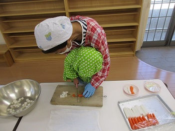 4歳児ぱんだ組が調理活動をしている様子の写真