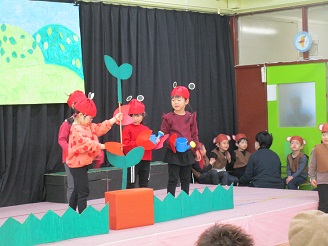 4歳児クラスが劇あそびをしている様子の写真