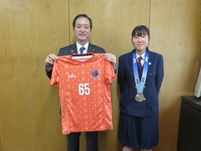 写真：市長と佐々木選手