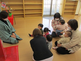 0歳児ひよこ組お正月あそびあさひ神社の様子の写真