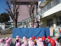 2月の誕生会の出し物で4歳児クラスと5歳児クラスの職員の人形が登場した写真