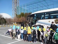 5歳児らいおん組がバスに乗って多摩六都科学館に到着した写真