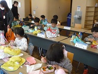 5歳児らいおん組が六都科学館の中でお弁当を食べている写真