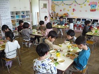 5歳児らいおん組がリクエスト献立を食べている写真