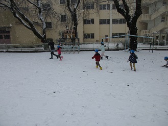 3歳児こあら組雪遊びの様子の写真