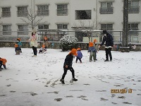 3歳児が雪合戦をしている写真です。
