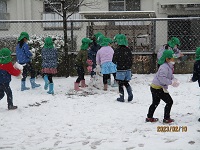 5歳児が雪遊びをしている写真です。