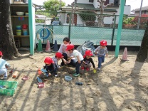 写真：2歳児の園庭遊び