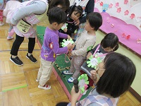 5歳児らいおん組の子どもたちががペンダントをプレゼントしている様子の写真