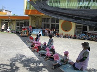 2歳児クラスが誕生日会に参加している写真です。