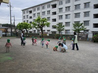 3歳児が園庭で遊んでいる写真です。