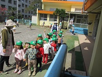 3歳児クラスが散歩に出かける前の写真です。