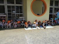 4歳児クラスが誕生日会に参加している写真です。