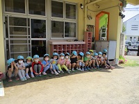 5歳児クラスが誕生日会に参加している写真です。
