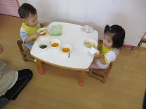 カレーを食べる0歳児の写真1