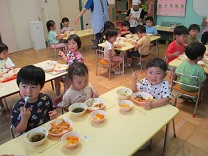 カレーを食べる3歳児の写真