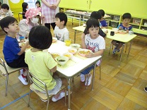カレーを食べる4歳児の写真