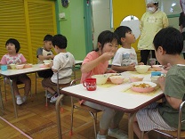 カレーを食べる5歳児の写真