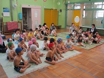 プール開きの集会に集まった子供の写真