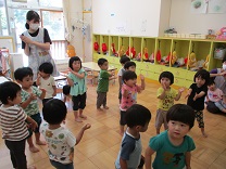 盆踊りをする子供の写真2