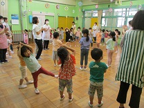 盆踊りをする子供の写真