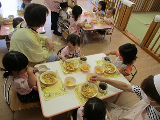 カレーを食べている1歳児りす組の子ども達の様子の写真