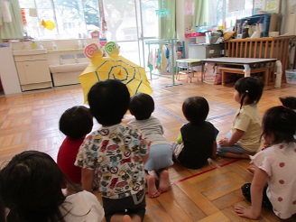 誕生会に参加する2歳児うさぎ組の子ども達の様子の写真