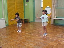 縄跳びをする5歳児の写真1