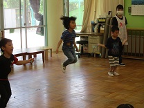 縄跳びをする5歳児の写真2