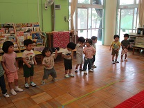 ダンスを踊る2歳児の写真