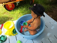 0歳児が水遊びをしているところです。