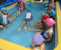 5歳児がプール遊びをしているところです。