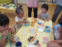 お弁当を食べる子供の写真1