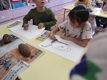 お芋の絵を描く子供の写真2