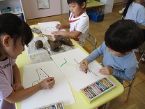 お芋の絵を描く子供の写真3