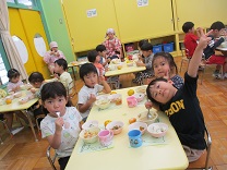 ホールで会食する子どもの写真
